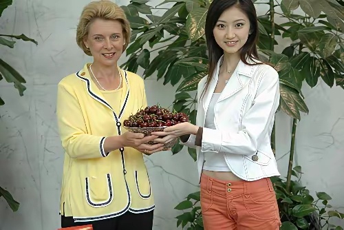2007年，景甜除了是QQ飞车形象代言人。美国华盛顿州还邀请她担任美国西北樱桃的