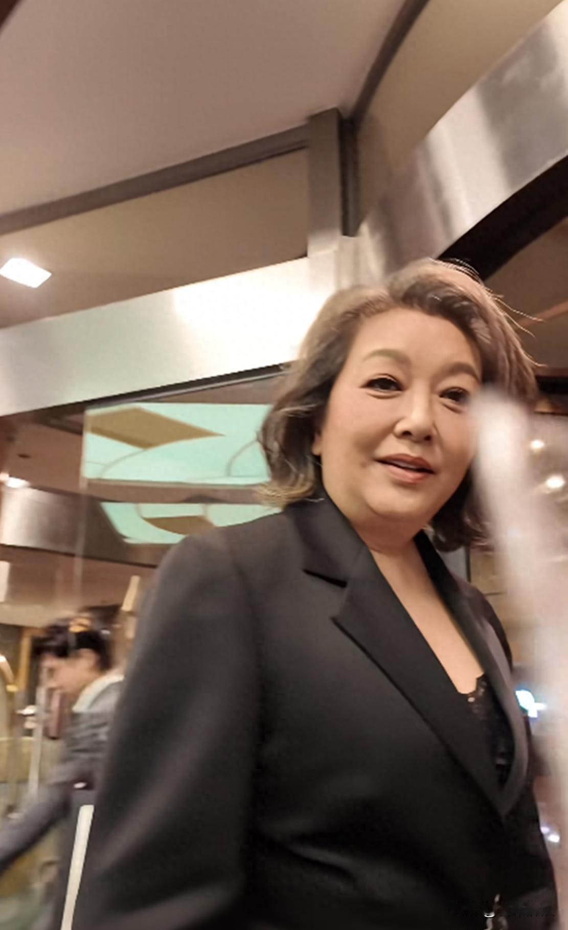 江珊58岁还在演慈禧，网上吵她胖了白了，可没人说她刚演完27场。
上个月在上海白