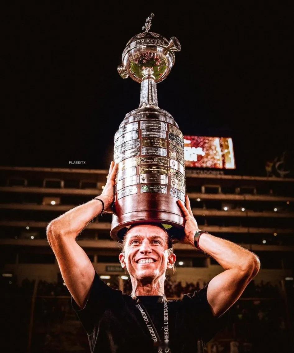 足球转会新闻 官方：弗拉门戈宣布和主帅费利佩-路易斯续约到了2027年12月。2