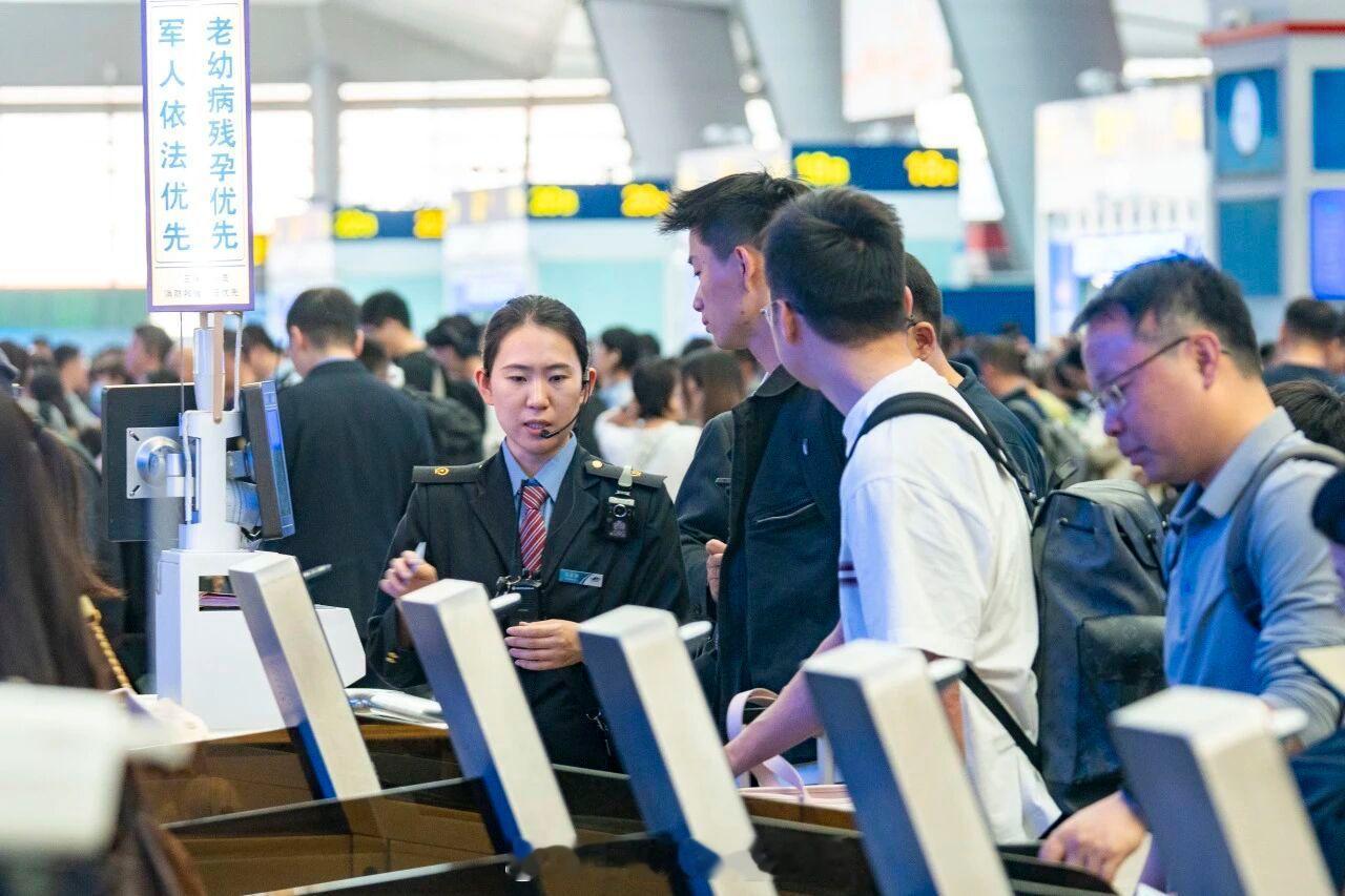 国铁头条【热门线路增加运力！铁路迎来假期返程客流高峰】5月3日，全国铁路发送旅客