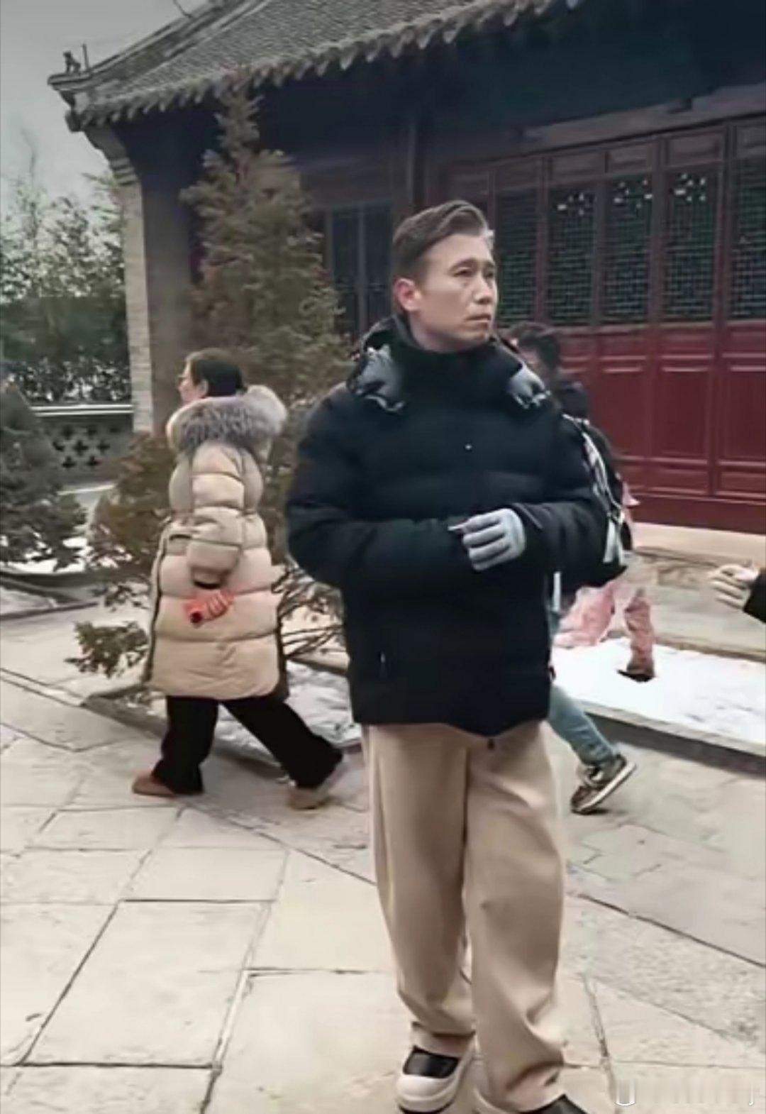 李乃文再次现身大孤山祈福，被拍到头发变白！      再次来到大孤山祈福的李乃文