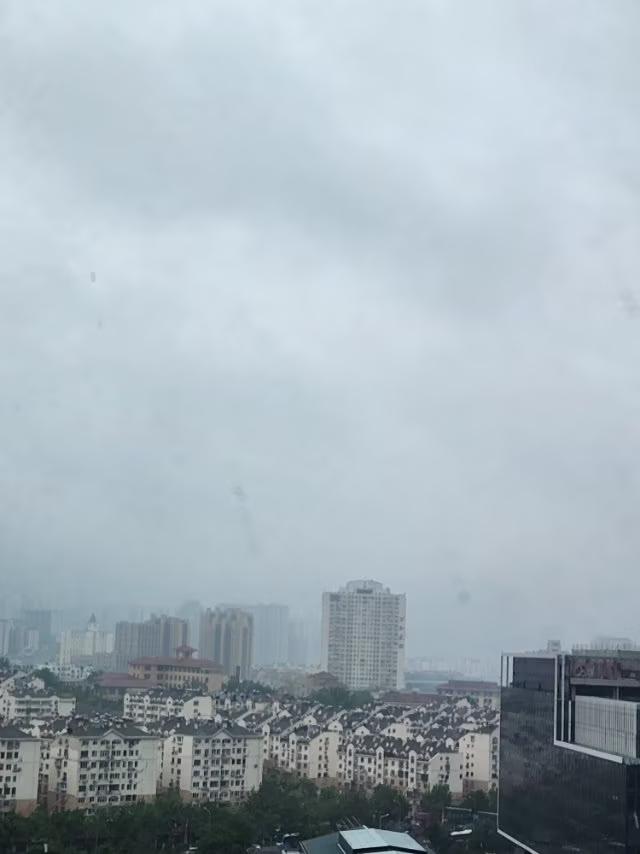 连续下雨会有哪些影响呢？与大家参与讨论一下吧！
近几天来，天气连续下雨，前几天是