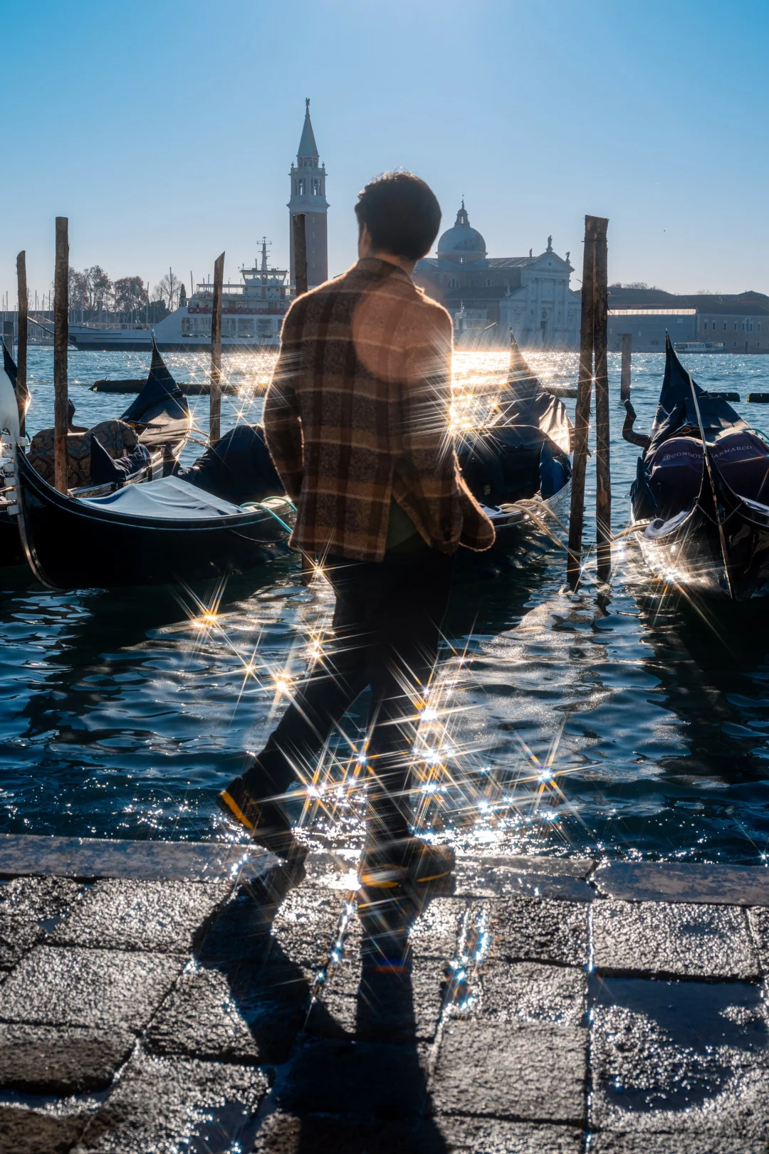 摇曳的船桨，却撑起一片璀璨的星光之海