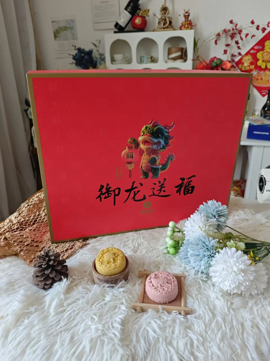 月圆人团圆，饼香情意浓 中秋之夜，共赏明月，同享美味月饼 御龙月饼 金...