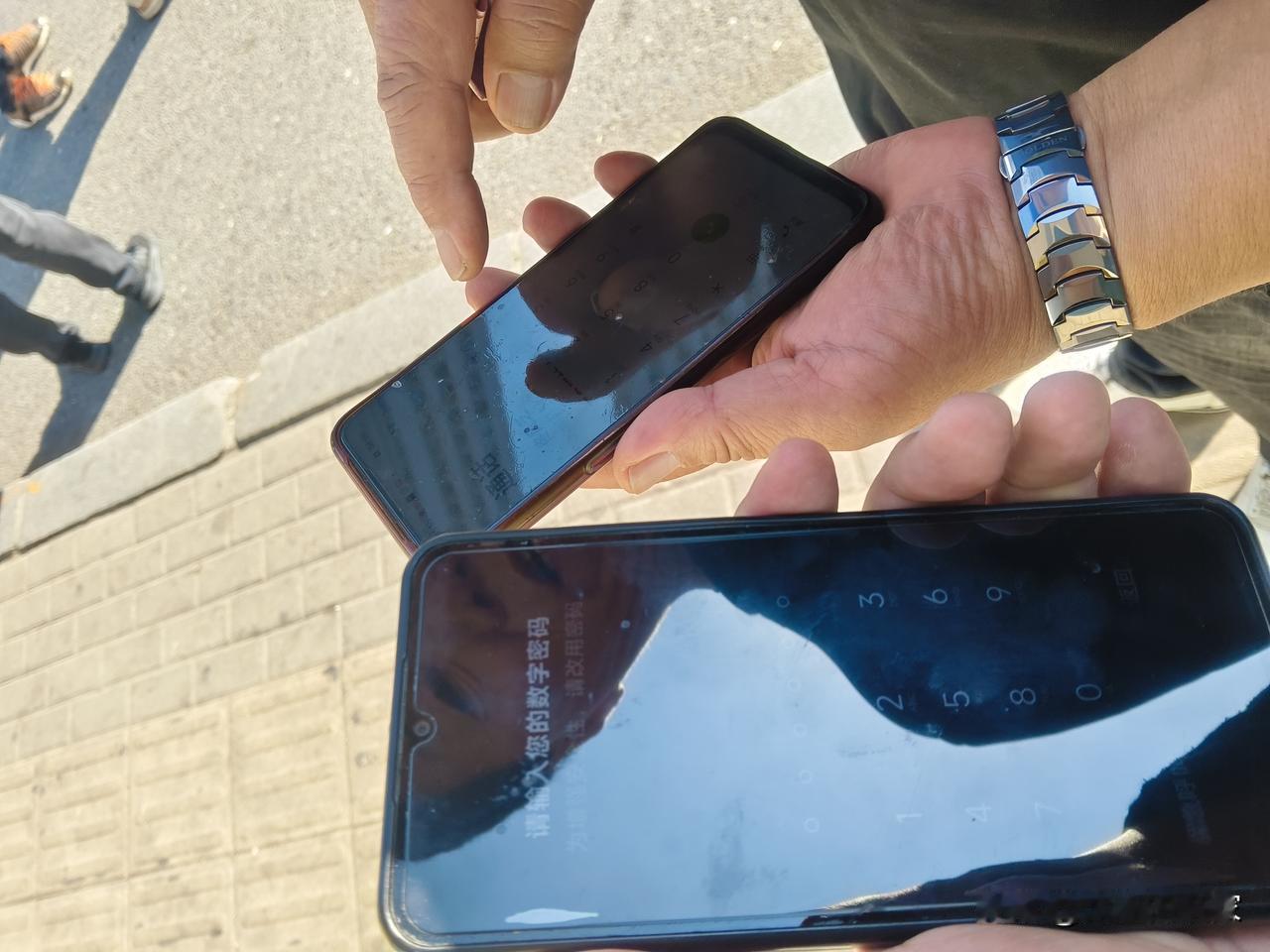 出门坐公交车，有时就不知道遇上什么事儿。
这不，我今天在大连坐705路，遇上一个