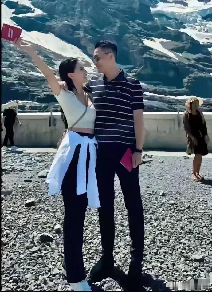 这张合照足够让大S发疯，前夫越来越有钱越来越帅气，活力四射，新娶的娇妻貌美如花，