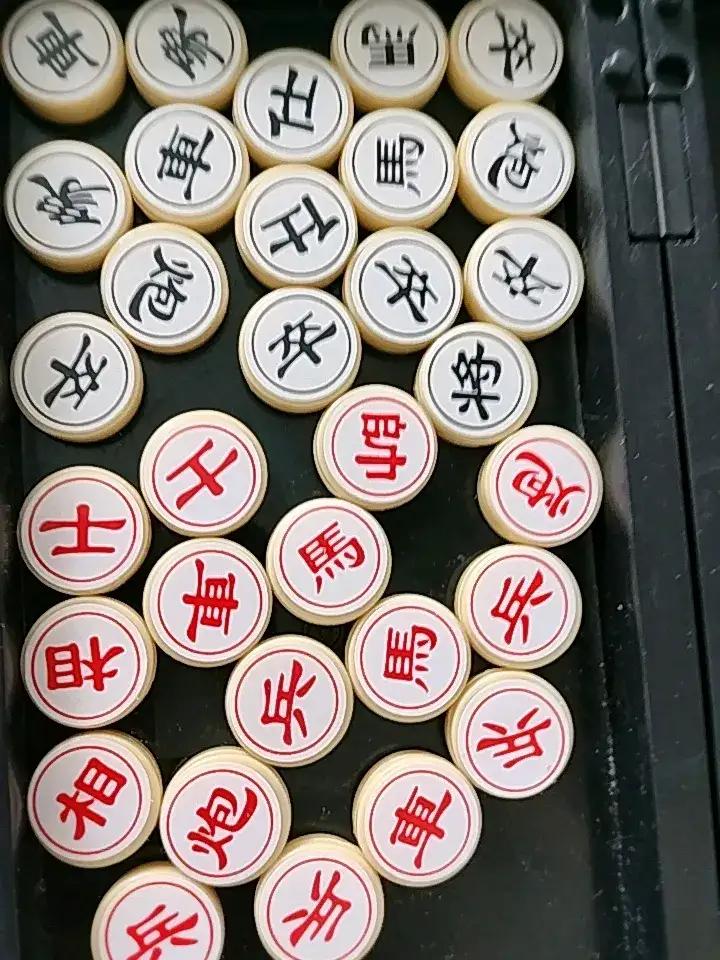 观棋不语真君子，一盘象棋藏满我的童年与人生道理！
起初看下象棋，总忍不住插嘴支招