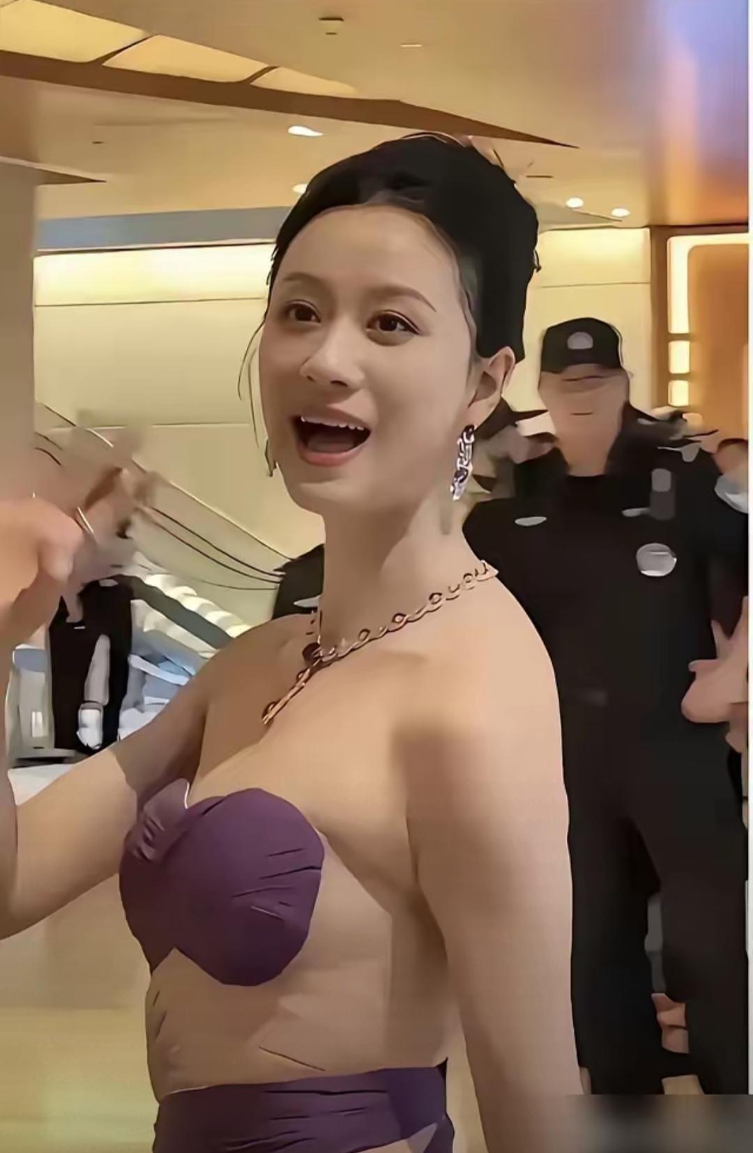 家人们！谁还没为倪虹洁那句“20多年了，我还在为那支内衣广告道歉”破防啊！
 