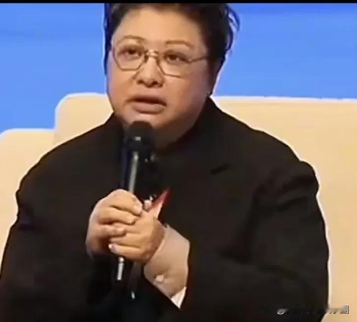 为韩红愿做有风骨的歌者点赞

近日，歌手韩红接受节目组采访时表示，今后将永远不再