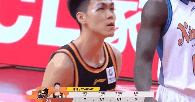 郭士强指导现场观战新疆比赛，考察庞峥麟能力




郭士强指导现场观战新疆和江苏