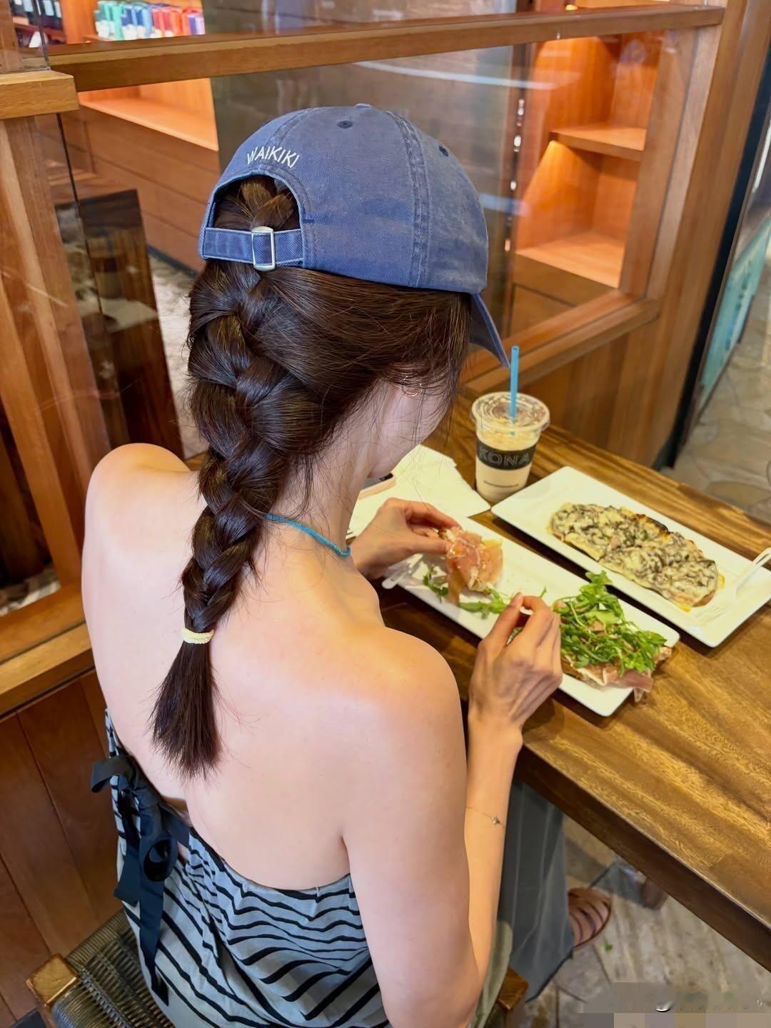 练背吧！！！姐妹们 
你们看50岁的韩国女星崔智友，背薄真的很显年轻啊！
听说她