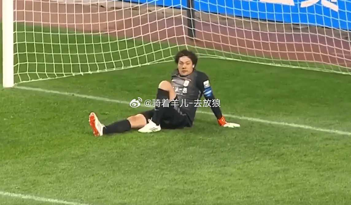 中超-奥斯卡2球玉昆4-0泰山升至第2 谢文能直红云南玉昆4比0山东泰山 北京时