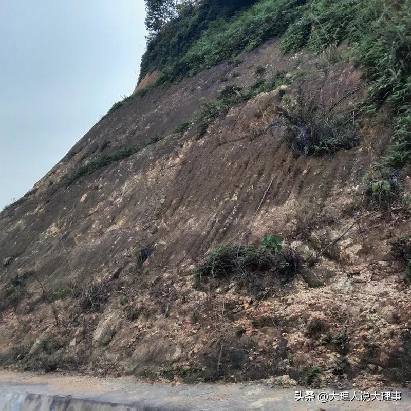 实时路况：8月4日18时许，S22攀云高速大漾云段K14处边坡塌坍隐患处置结束，