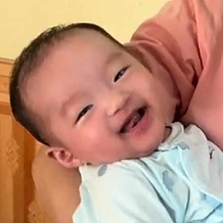 小可昕见到舅舅给钱笑了，小可昕是不是也知道钱很有用。今天秋秋娘家人都去参加村子里