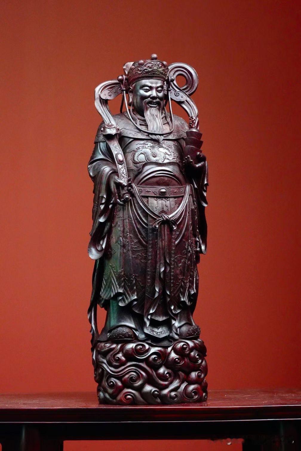 沉穆的紫檀，遇上丰润含笑的财神，便多了一份厚重而亲和的气韵。

开相丰颐，眉眼舒
