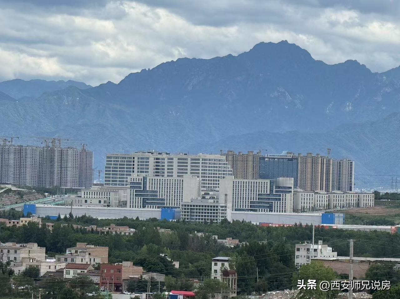 你有多久没见过西安这样的天了？
远处秦岭清晰可见，天空湛蓝，天空像是刚被洗过的一