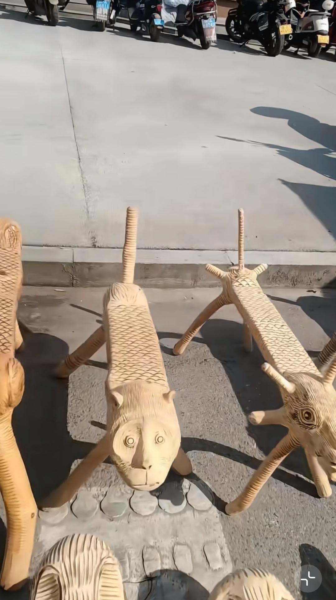快看民间手艺人的杰作！
一整块原木雕刻成十二生肖动物板凳，每一只造型都活灵活现。