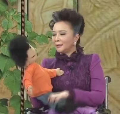 原来进步最快的其实是蔡明的孙子左边还是当年抱在怀里的人类幼崽，右边直接进化成智能