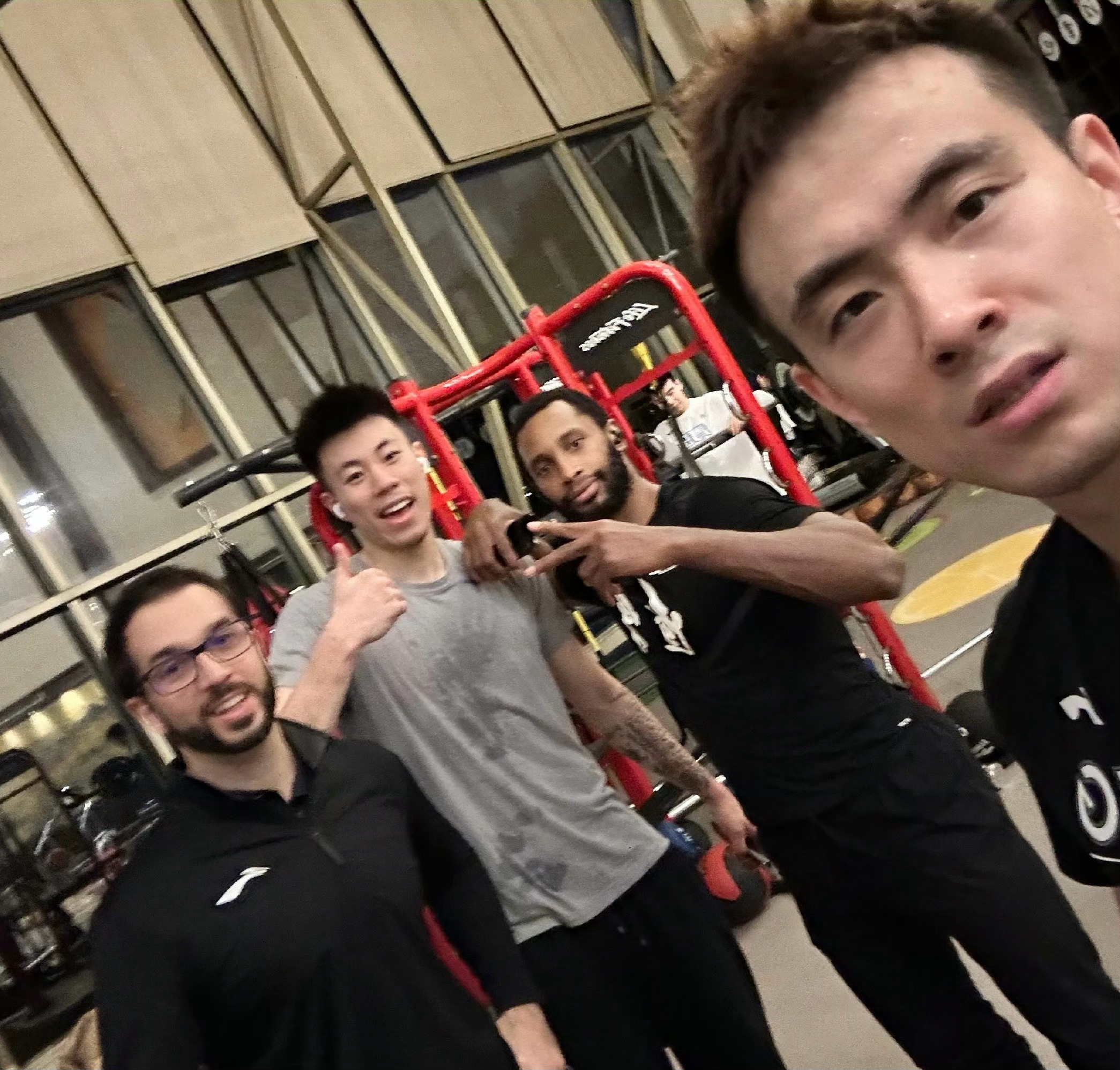 张镇麟[超话]  弗格和金金新赛季将一起在上海队继续携手 ​​​