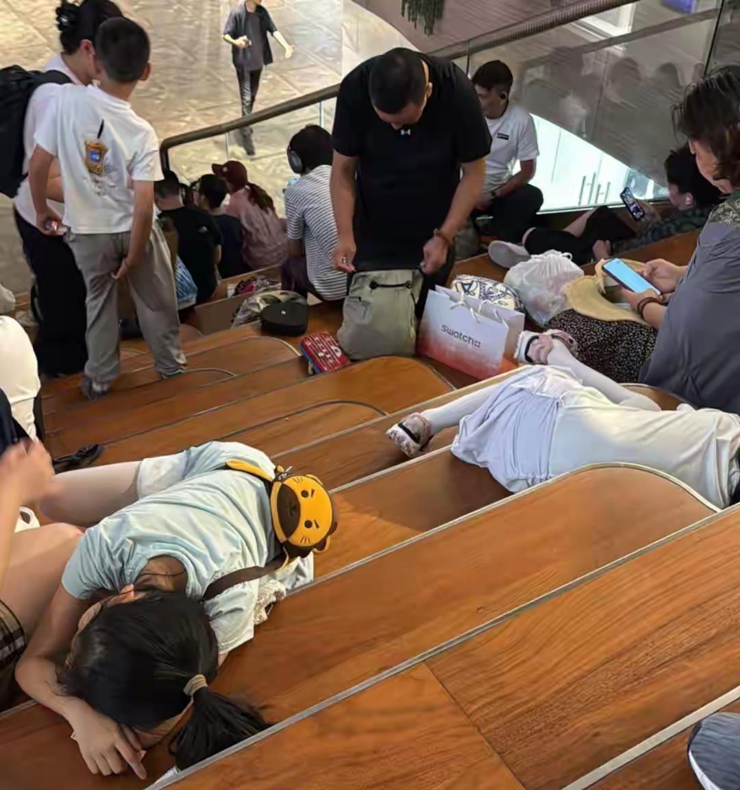 内地游客席地而坐蹭空调惹争议！香港商场秒变 “难民营”？
这个夏天香港热得真够呛