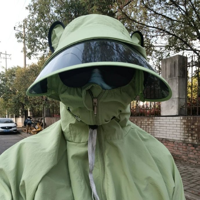 #物理防晒真的很重要#  看着头顶上的大太阳，它温暖而热烈，晒的热汗直冒，必须穿