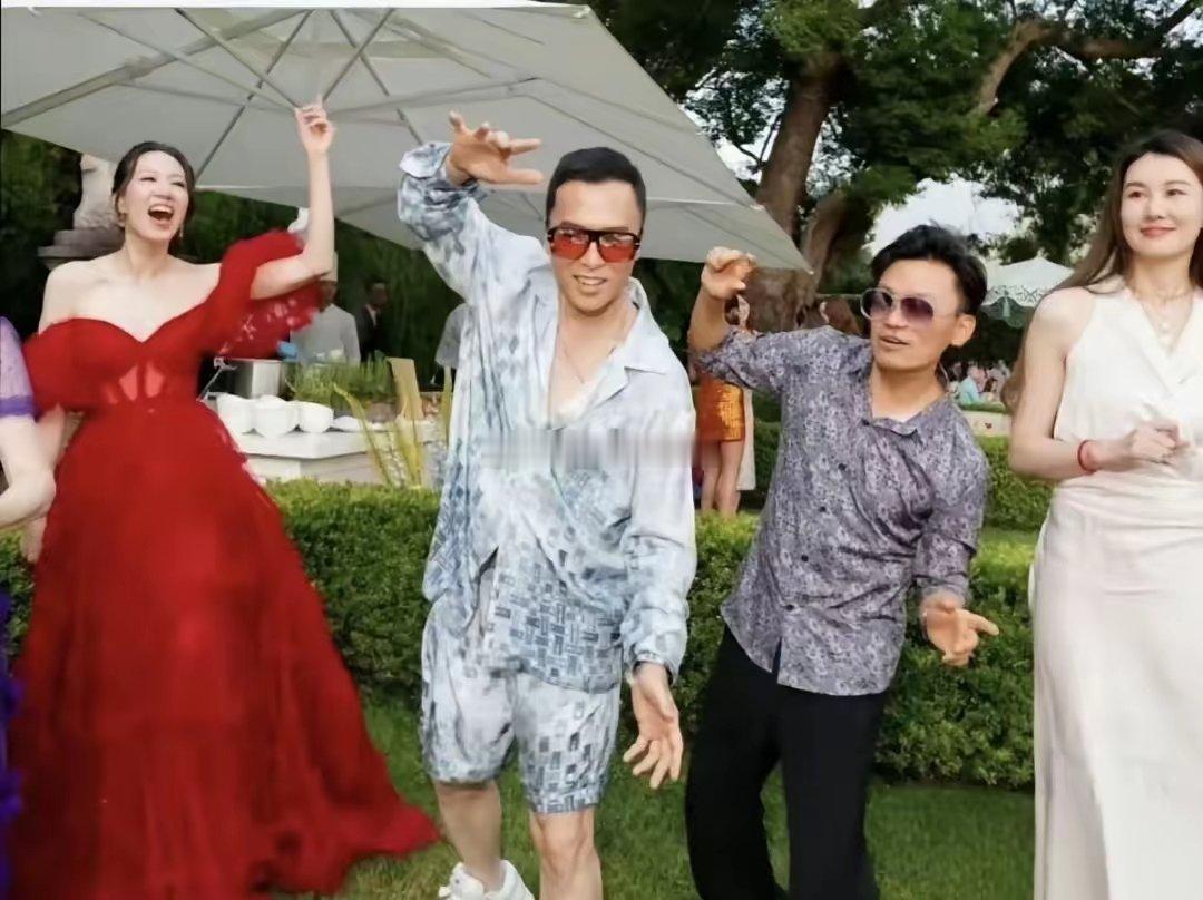 王宝强带着女友冯清为甄子丹庆生，这是冯清第一次大方露脸，长相蛮好看的！大气温婉。