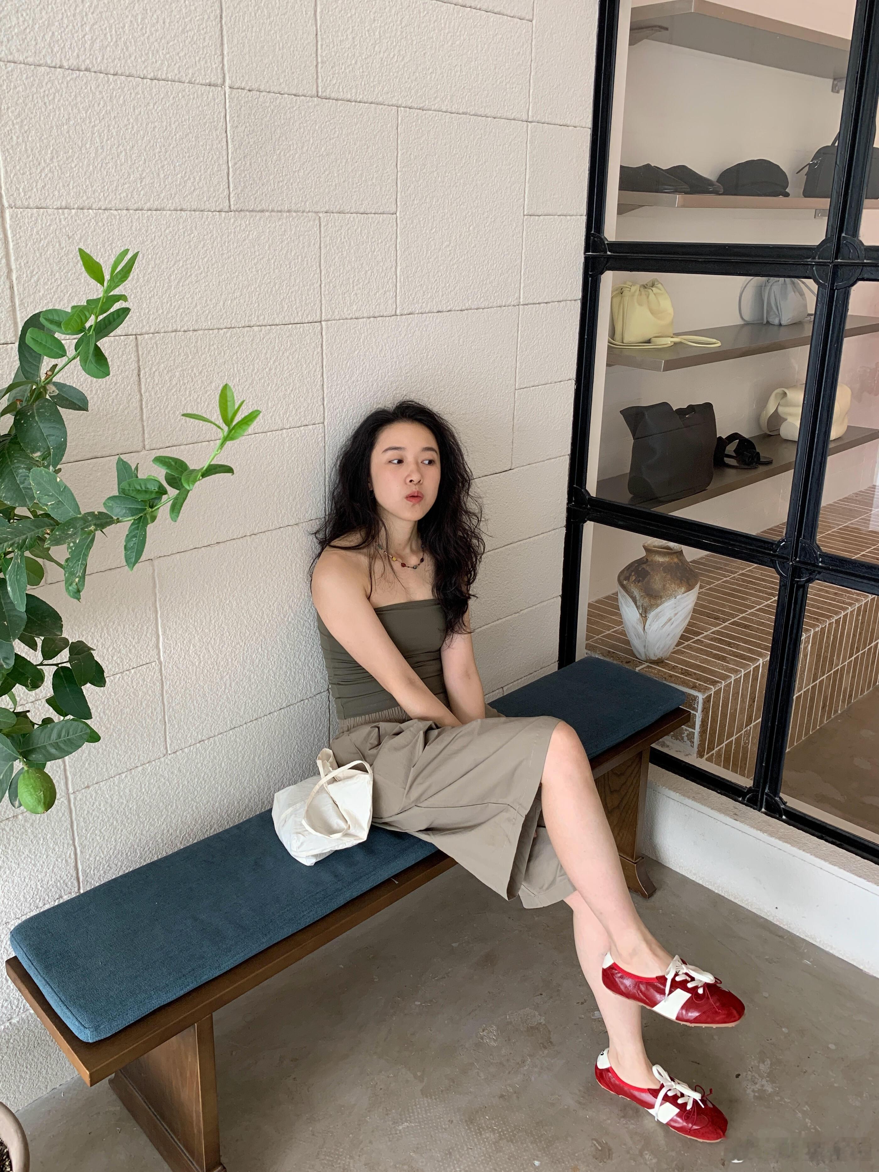这双红色运动鞋是整幅画面的视觉焦点，完美诠释了复古运动美学。鞋身采用醒目的正红色