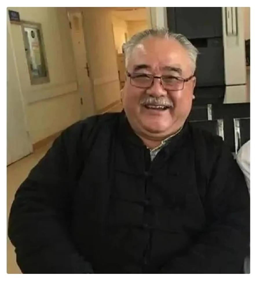 北京那套38万的别墅，他请了个保姆，结果保姆叫来13个亲戚，浩浩荡荡住进来。门锁