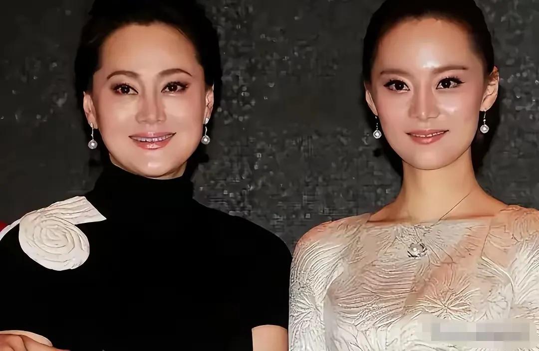 这母女俩长的太像了，妈妈也太年轻了，好像姐俩一样！