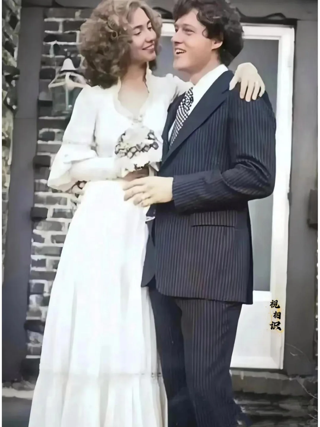 1975年，希拉里与克林顿新婚时的合影照片，两人是校园情侣，都是耶鲁大...