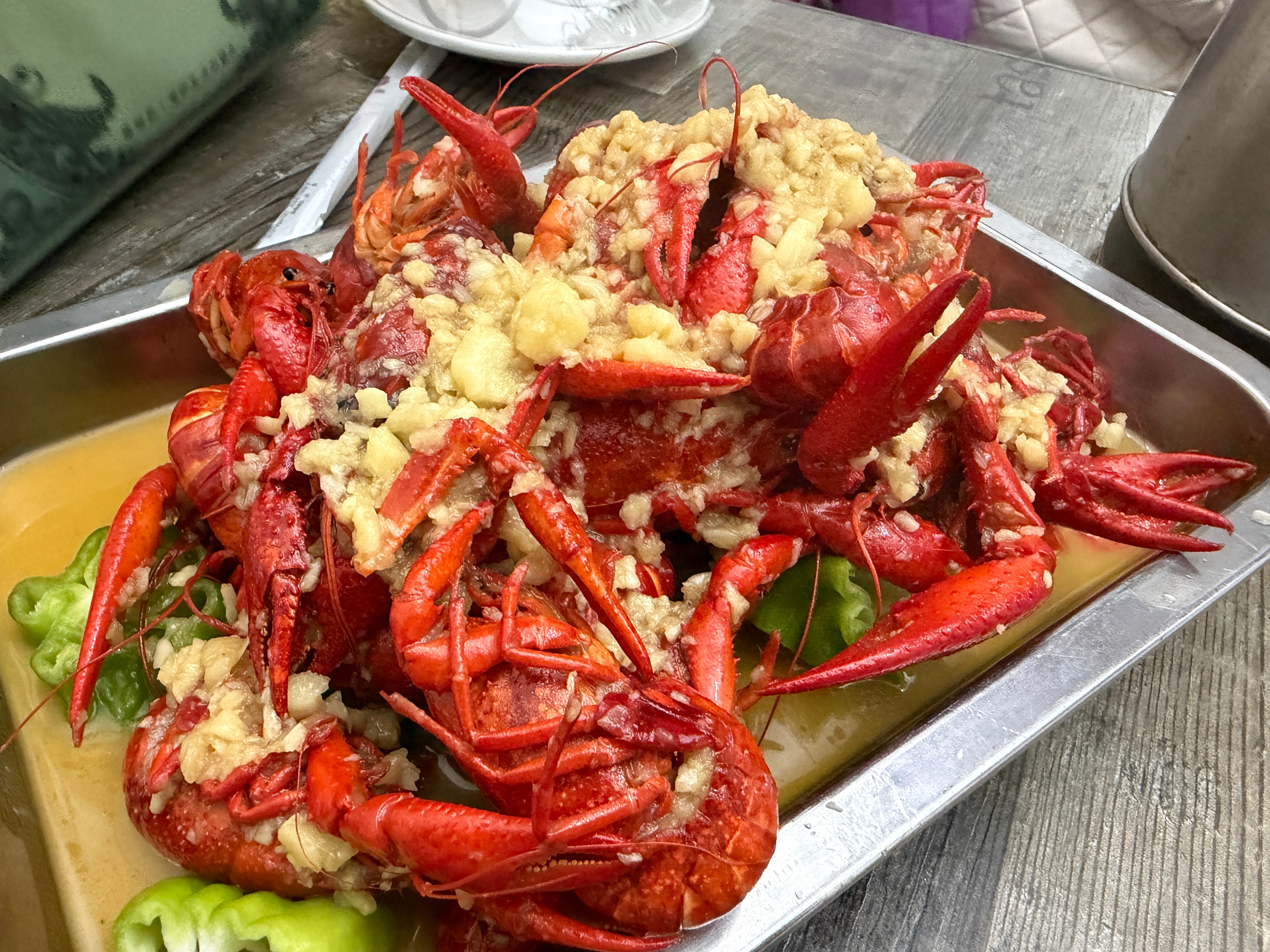 又到了吃龙虾的季节，欢迎大家来南京炫小龙虾，蒜泥和十三香绝对是你的最爱。正常小饭