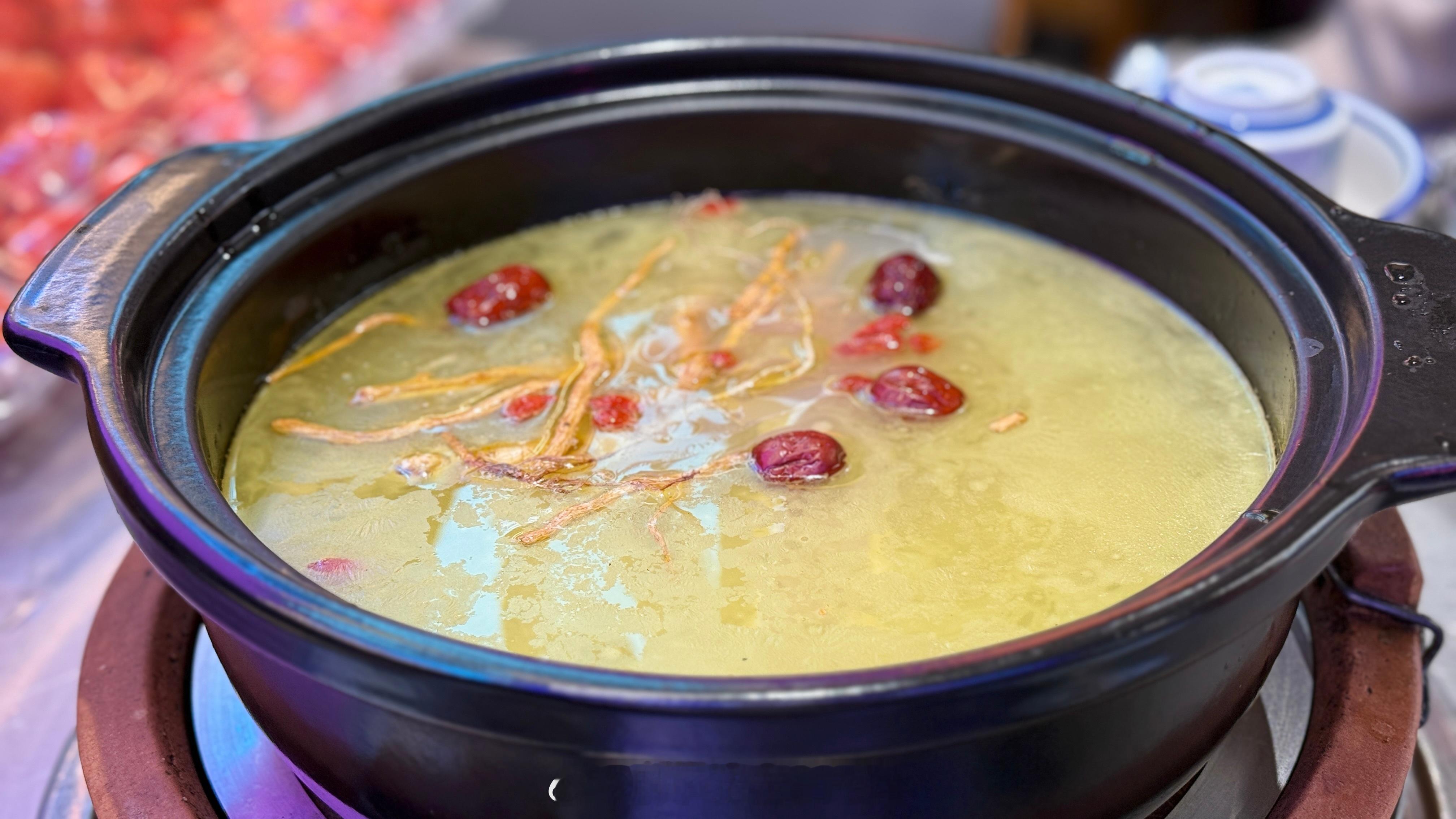 小妹我们已经很久没有一起逛街了。今天逛街效率很高，本来就想着买鞋，交物业费，吃霸