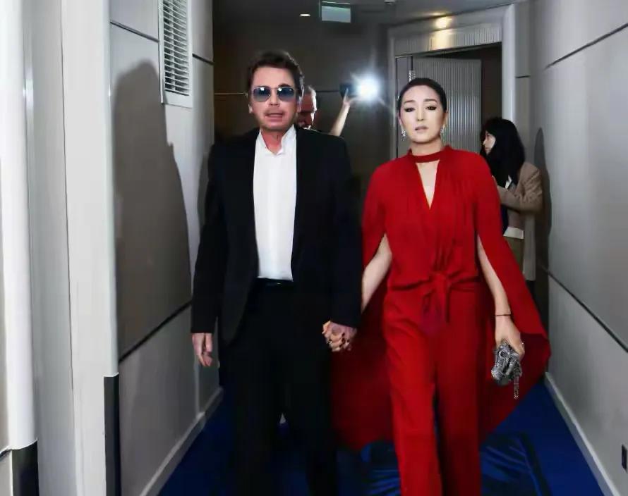 张艺谋选演员只看两点：天然脸，有悟性
他可是不受资本影响，作为名导话语权还是很大