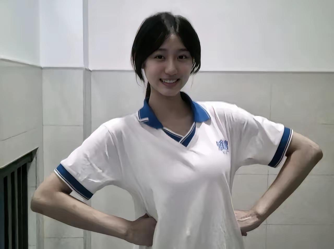 这位同学在教室里摆了个酷酷的姿势。毕业姿势照片 甜美教室自拍 教室侧影照 学生姿