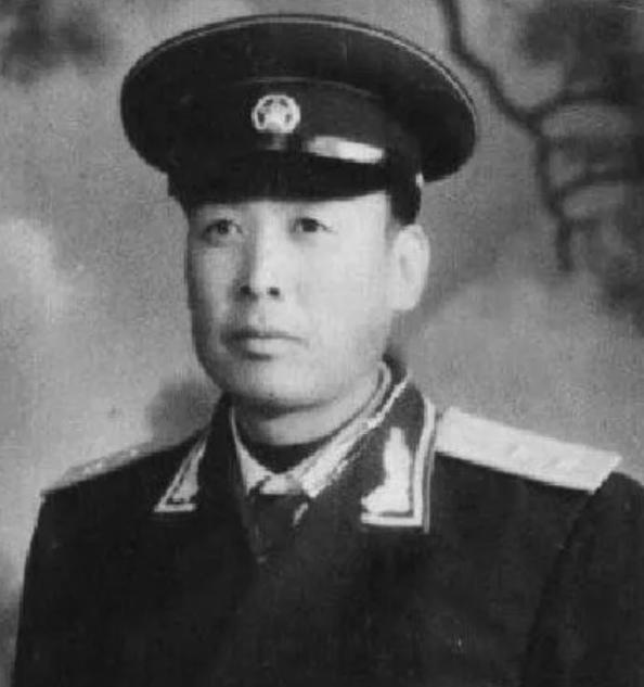 1943年，一名八路军排长伪装成汉奸，参加了日军宴会，正在桌上大吃大喝时，日军头