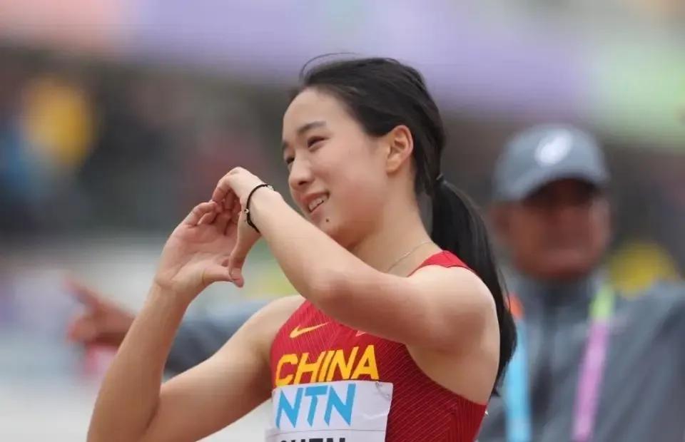 这个女运动员最近热度很高，刚刚结束的亚运会她获得了三金一银成绩可嘉，再加上这个小