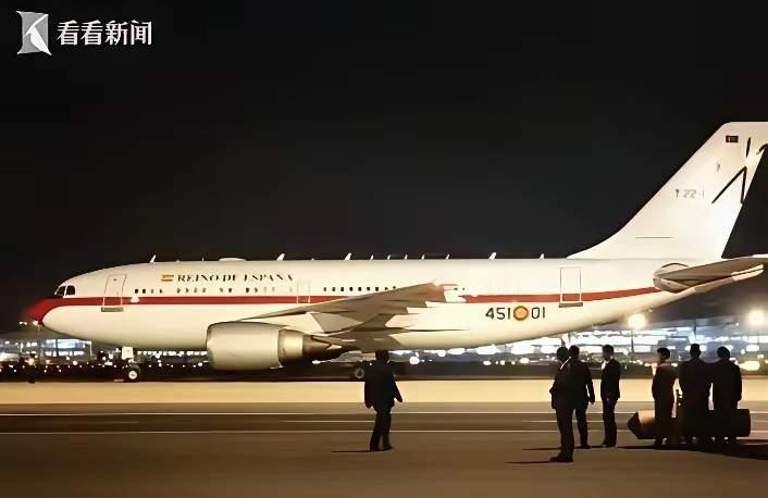 没红地毯，没仪仗队，西班牙首相脸估计都绿了。当地时间5月3日，西班牙首相桑切斯乘