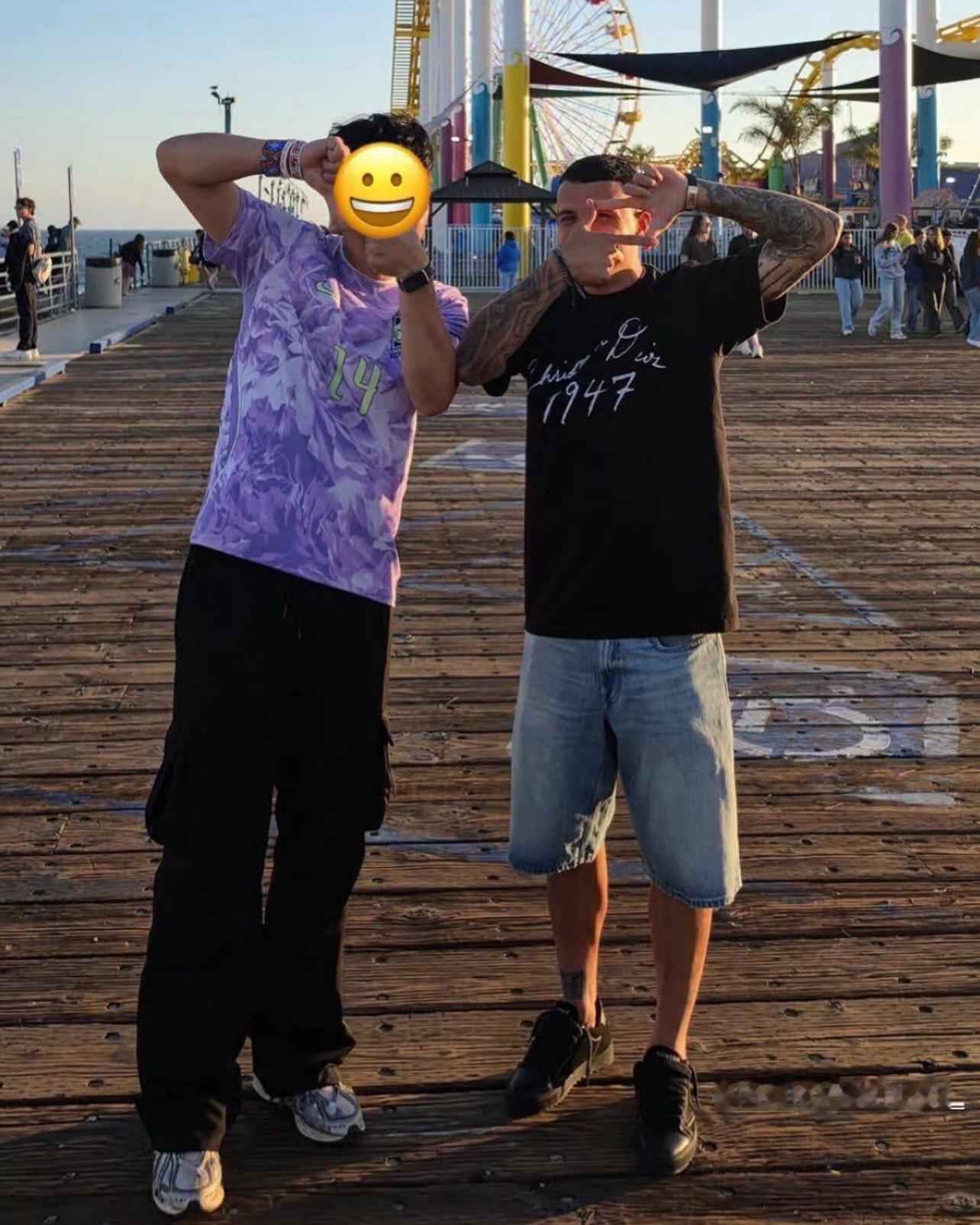 孙兴慜 一位韩国球迷在圣莫尼卡偶遇了波罗，两人一起做出了熟悉的动作合影📸