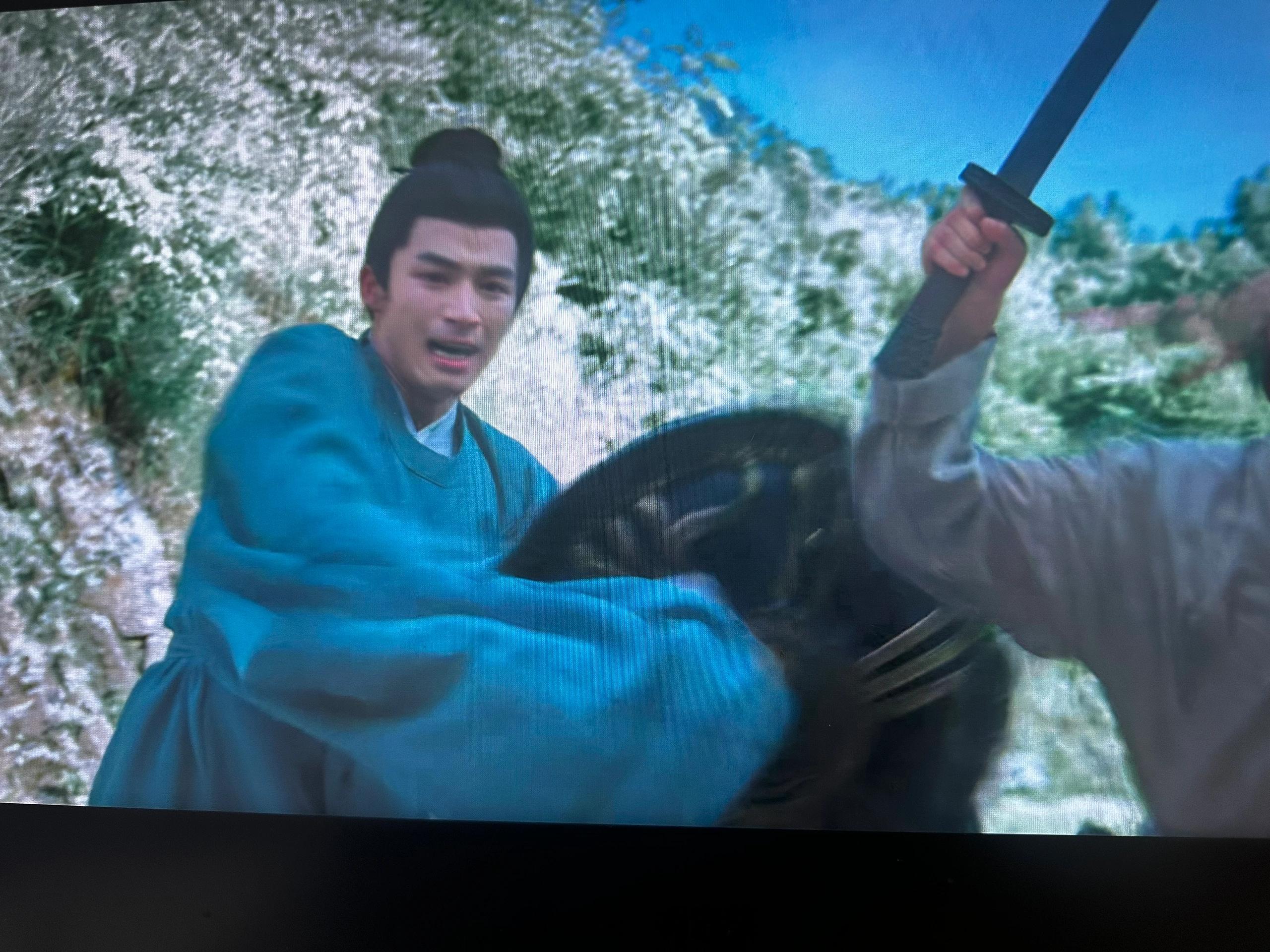 美国队长张遮印象里不会武功的书生遇到这种场面会不知道怎么办傻傻等人来救，没想到他