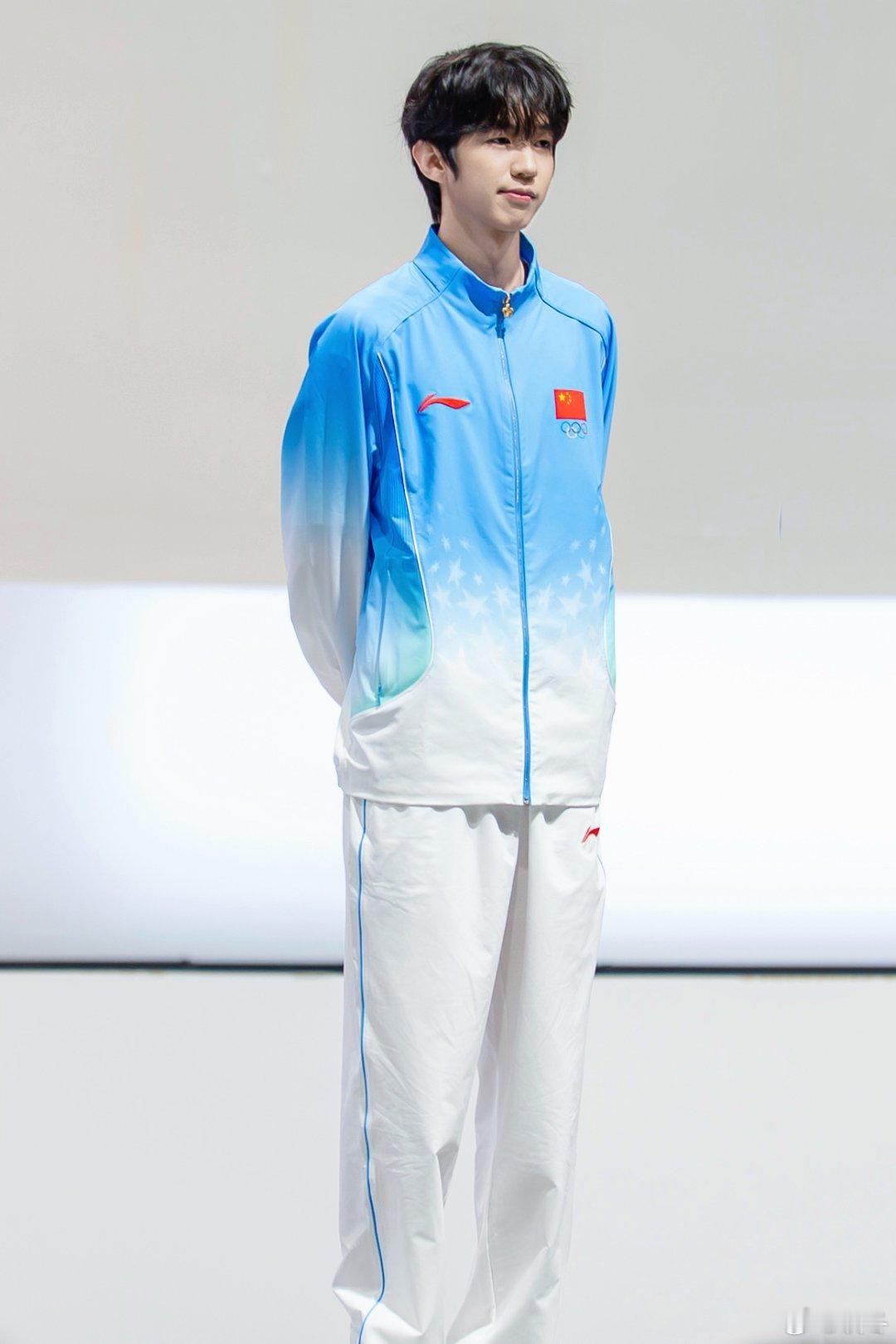 决赛赛场轮换！小落登场替补上阵，带着半决赛一推四的锋芒，继续镇守对抗路。王者决赛