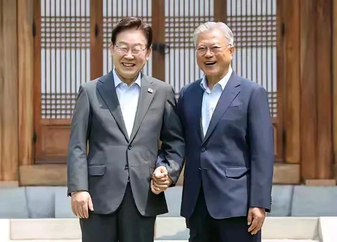 韩国总统李在明邀请前总统文在寅前往青瓦台，这也是文在寅卸任后再次回到青瓦台。
李