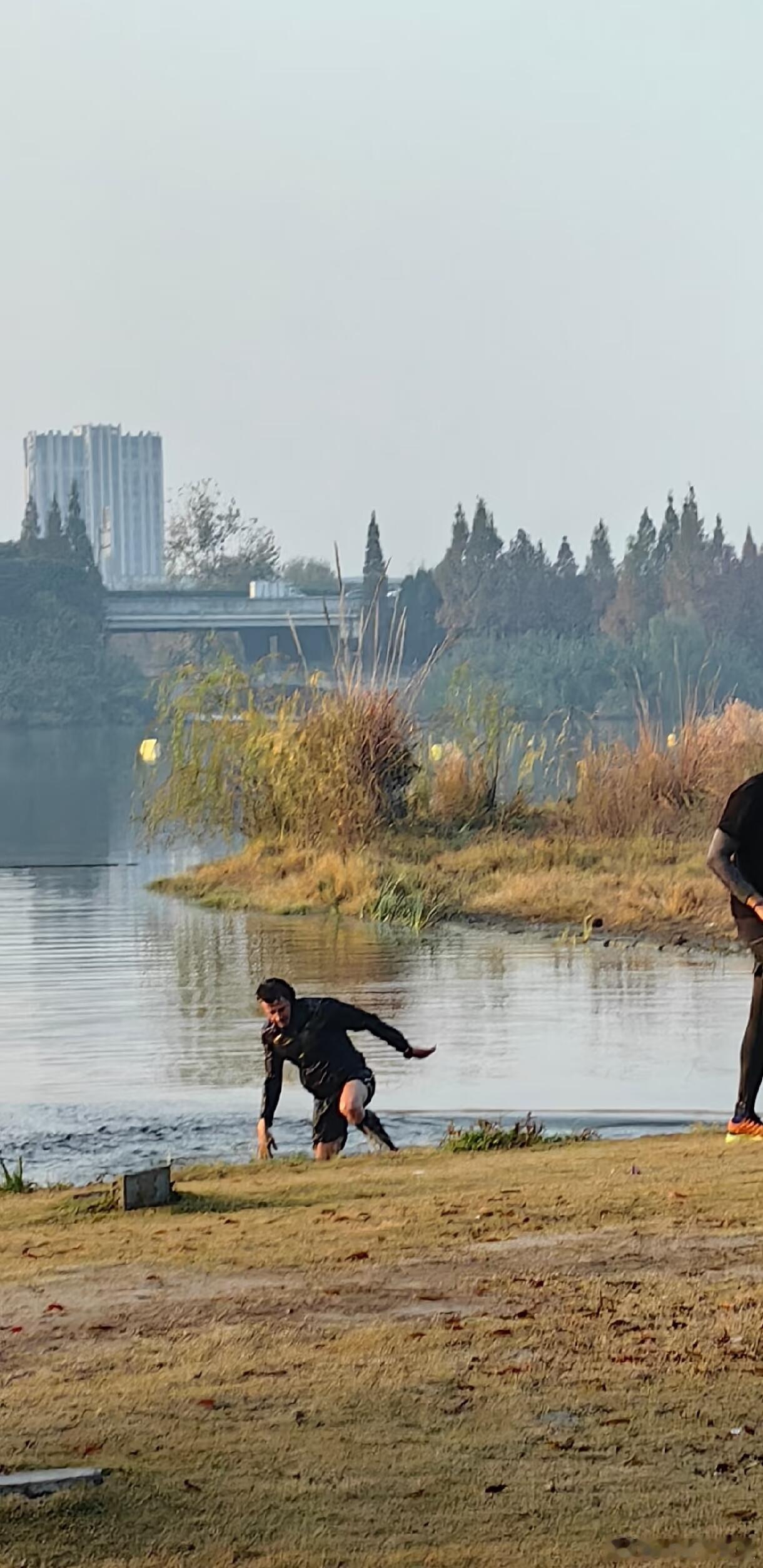 谁能告诉我马克龙下水是真的吗？穿着短裤跑步就算了，怎么还直接下水游泳啊！成都现在