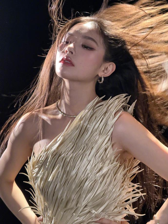 林允一次发十八张图林允羽毛裙十八宫格 林允这波营业直接放大招，羽毛裙造型仙气拉满