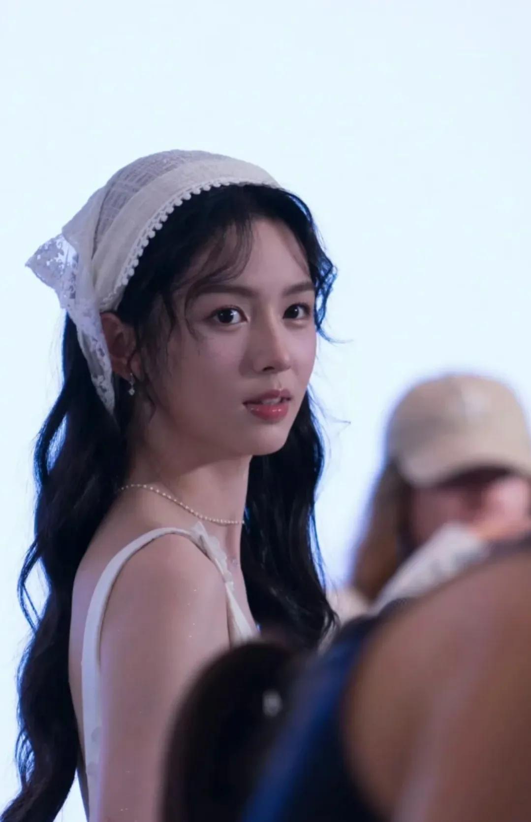 周也今日品牌线下活动，这次依旧是美貌稳定发挥，太仙太灵动了！好瘦好美，原相机直出