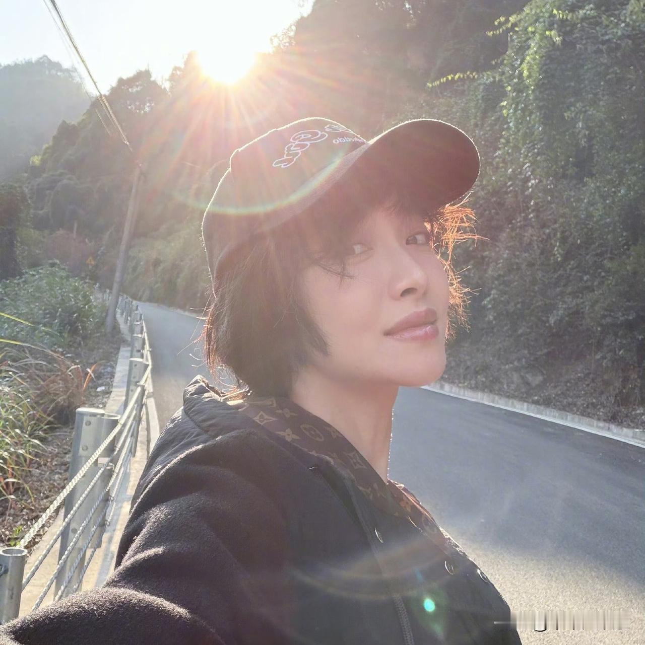 2025年末，宋茜以一袭耳上羊毛卷短发惊艳众人，而这头颇具话题度的发型竟是她亲手