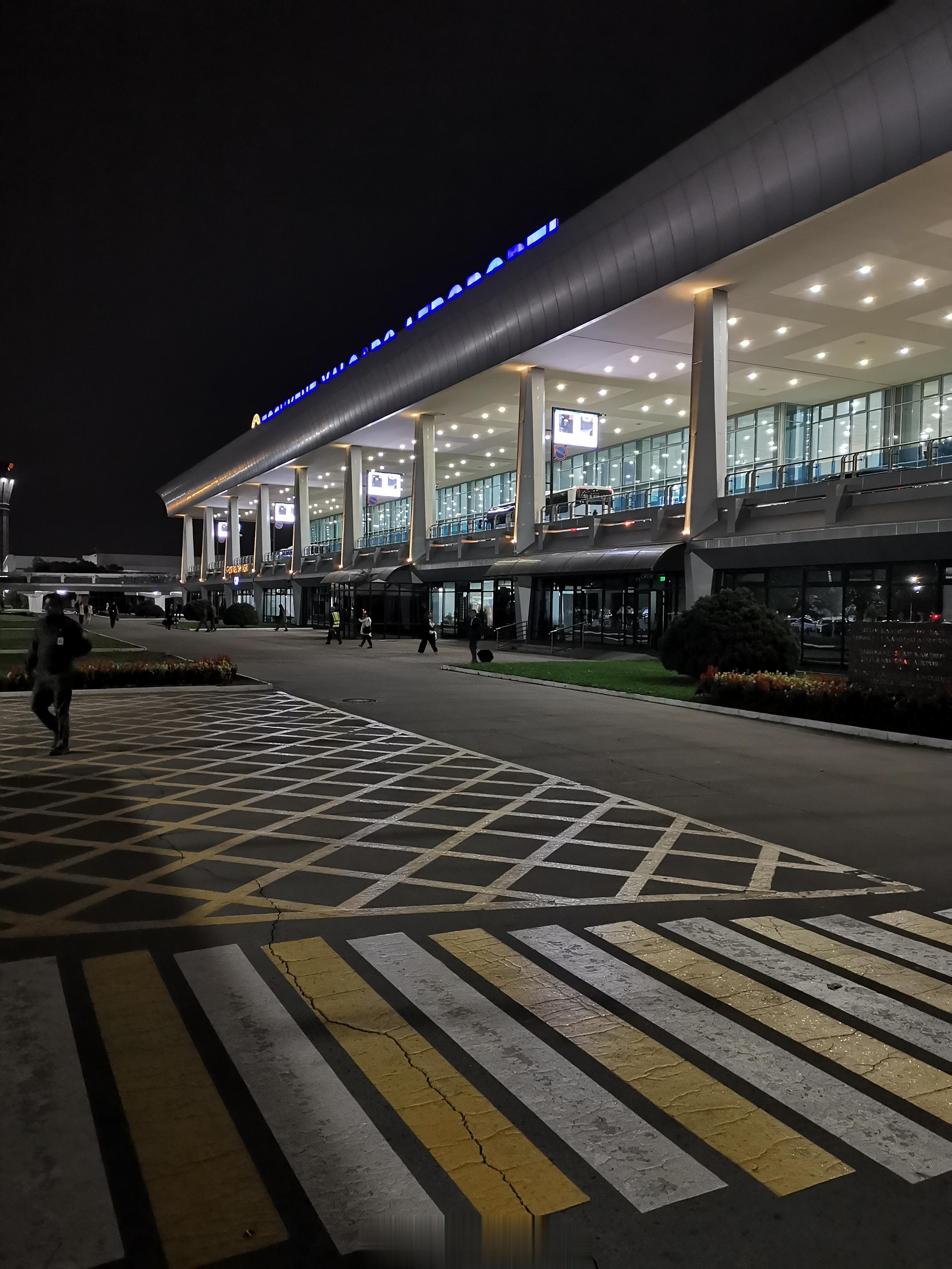 乌兹别克斯坦首都塔什干市中心的中兴通讯公司的广告。 ​​​