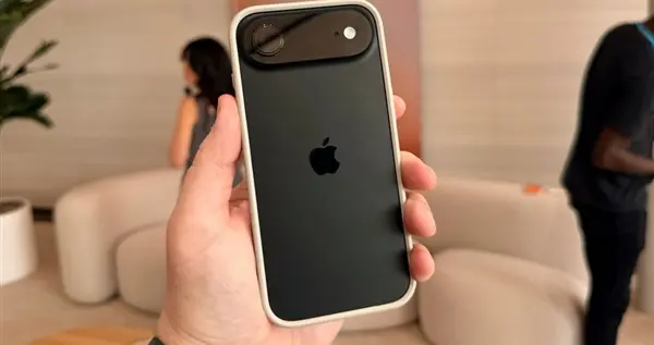 iPhone Air到手仅一天就翻车：镜头内出现水雾