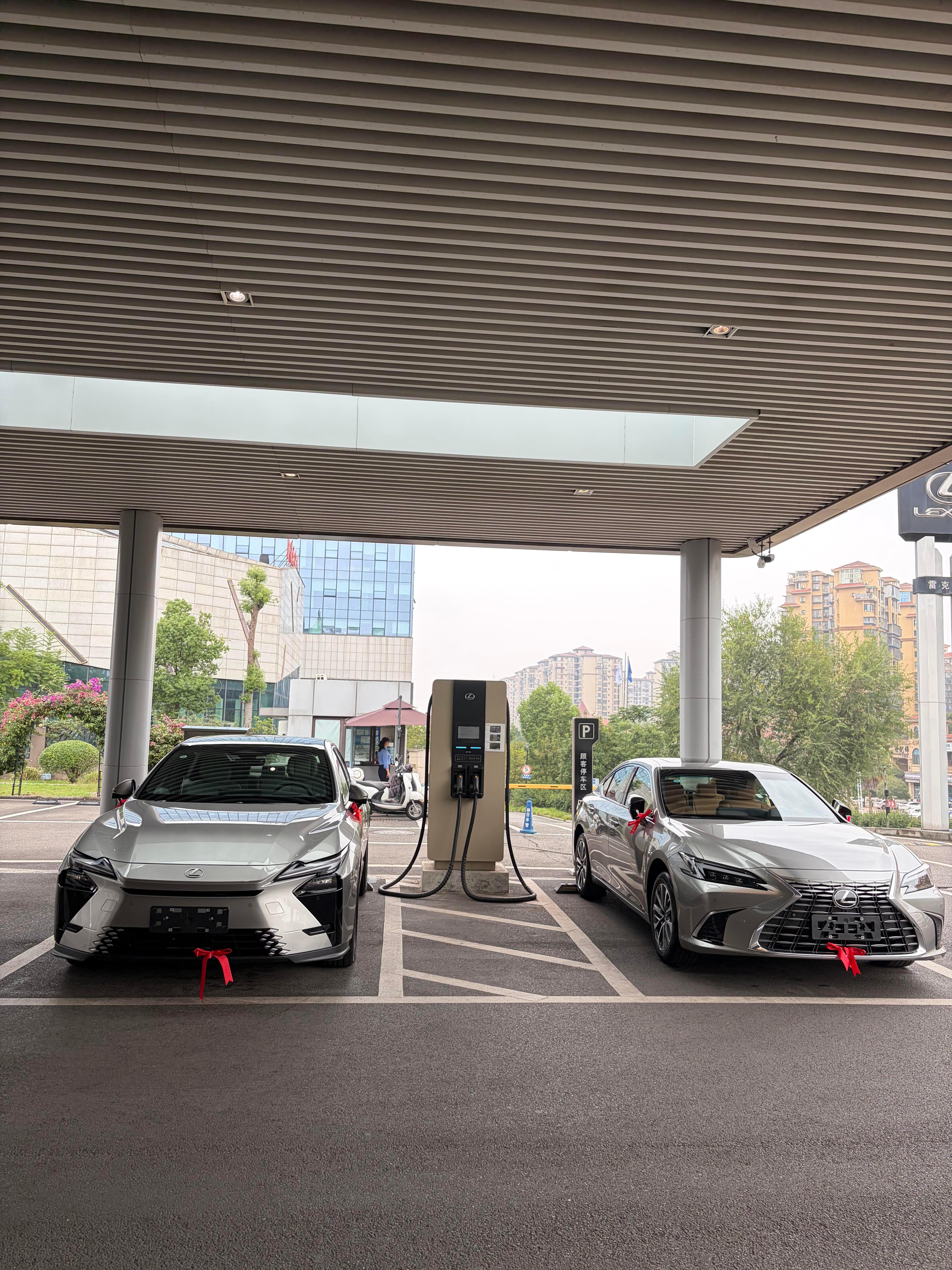 昨天给V+客户安排了一台老款雷克萨斯ES200新老交替之际极限二选一你们怎么选？