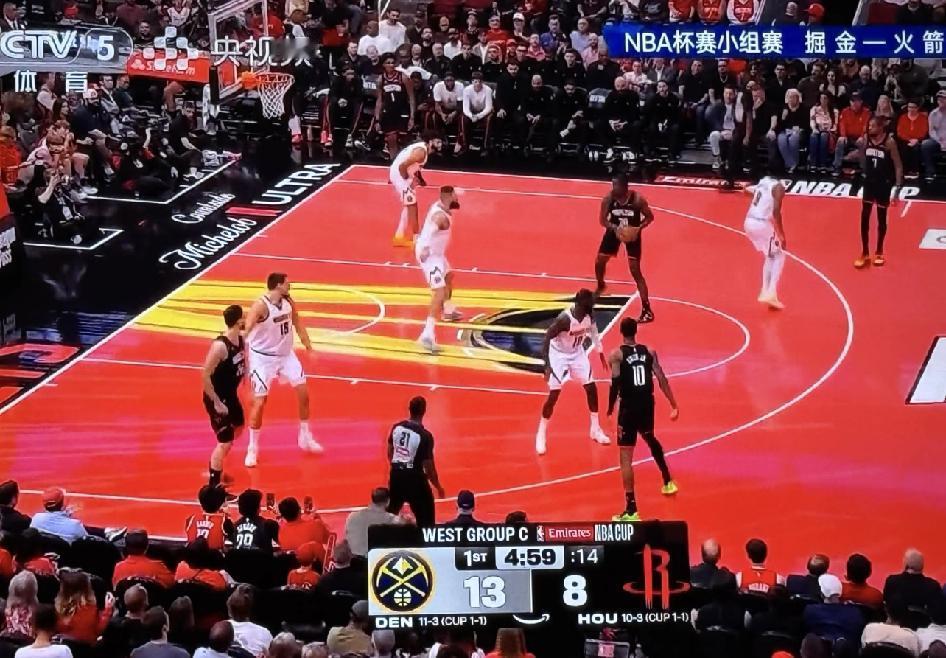 NBA是越来越不能看了
好久没看NBA
不知道是为了啥
这地板颜色搞成这么花
主