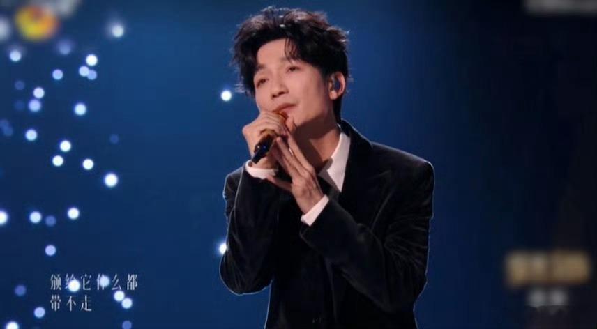 今晚《歌手2025》总决赛看得人热血沸腾！陈楚生拿下歌王的那一刻，真的忍不住泪目